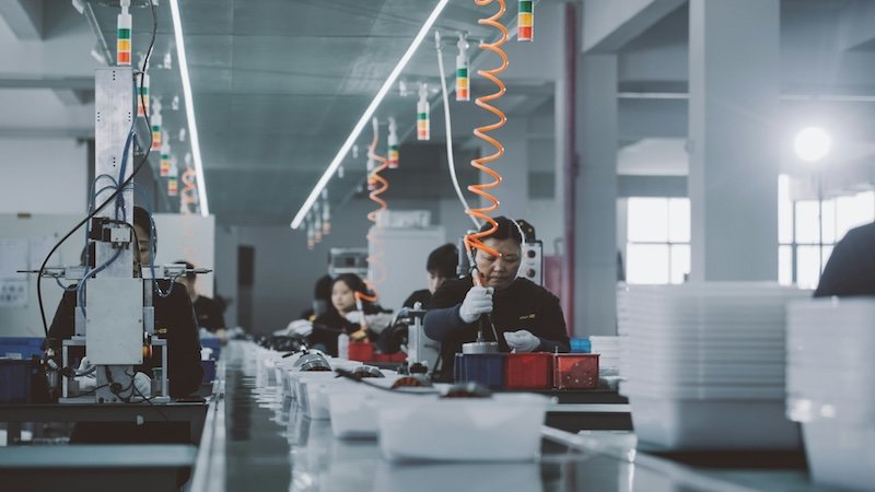 Why LMS for manufacturing companies is key to workforce efficiency and safety