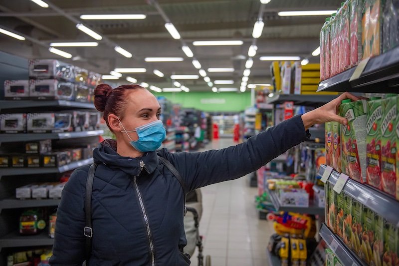 How does ISO 9001 apply to retail and what are its benefits?