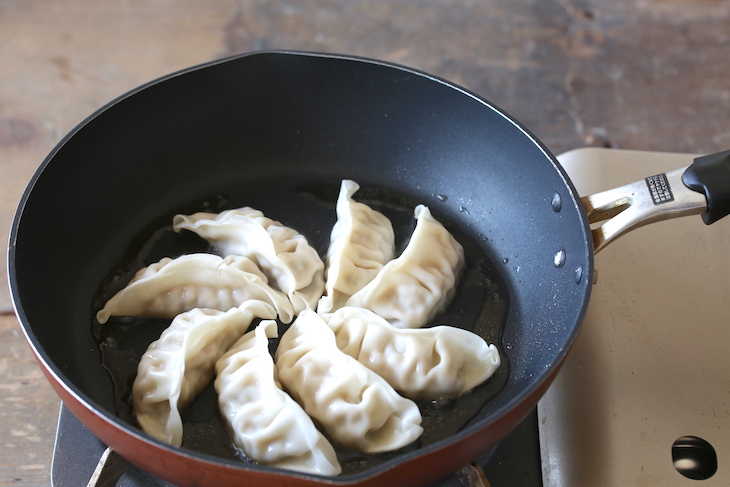 もう失敗しない！カリッと焦げ目が美しいおうち餃子の焼き方