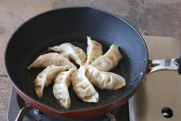 もう失敗しない！カリッと焦げ目が美しいおうち餃子の焼き方