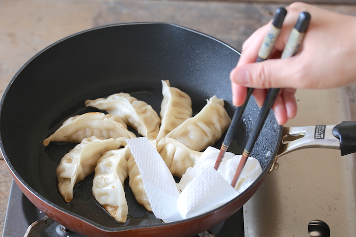 もう失敗しない！カリッと焦げ目が美しいおうち餃子の焼き方