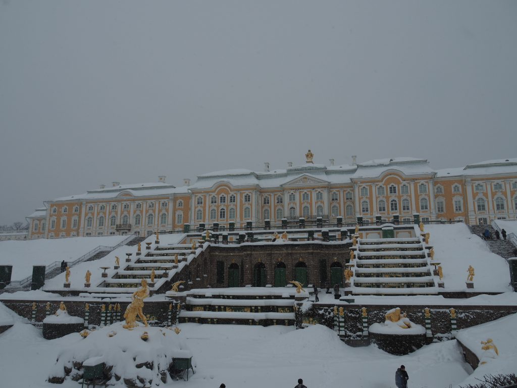 銅像が隠れる積雪 真冬のロシアは街がキラキラ お客様ムルマンスク サンクト モスクワ旅行記 ロシアビザーズのロシア旅行 観光系ブログ