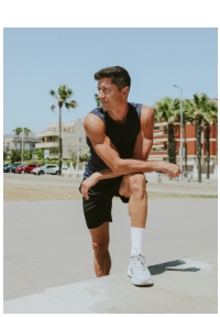 Pánský sportovní bezešvý rychleschnoucí tank top 4F X Robert Lewandowski - tmavě modrý