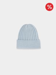 Women's winter beanie with recycled materials