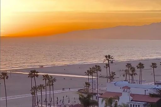 🌅 LA sunsets are the best sunsets! 🌅
There’s nothing quite like watching the sky transform into a masterpiece of vibrant hues over the City of Angels. 🌇✨ From golden hour glows to stunning silhouettes, Los Angeles serves up the most breathtaking sunsets you’ll ever see.
Whether you’re at the beach, hiking the hills, or just strolling through the city, take a moment to soak in the magic. 🌴💛