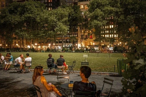 New York is magic in any season!
Summer in NYC is all about relaxation and sunshine, especially in Bryant Park 🌳☀️.
Come enjoy the loungers, outdoor movie nights and bocce courts for an afternoon of fellowship. The lush trees and refreshing fountains will make you forget about the hustle and bustle of the city 🌺🌼.