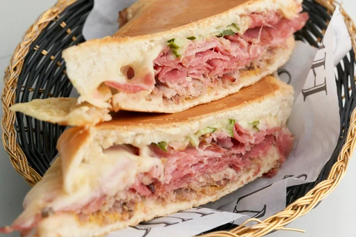 Цe were so excited to hear the news that Cuban sandwich shop SANGUICH opened a location in Gables Plaza!
They make almost everything in house, making the taste feel so incredible & caserito 🙌🏼
🥪 Pan con Lechón (non negotiable 🤭)
🥪 Pan con Bistec
🥪 Cubano
🔥 Croquetas
🥭 Batido ( so many flavors to choose from)
🥮 Flancay
If you haven’t tried this OG spot yet, what are you waiting for?