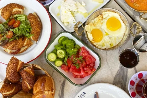 Don’t let these rainy days get you down ;) We’ve got a few ways to still enjoy the city while staying dry ☔️
Head to El Turco in Upper Buena Vista for an authentic Turkish lunch 🇹🇷 These unique flavors are something we just keep coming back to. Their covered patio allows you to sit outside and stay protected from the rain.