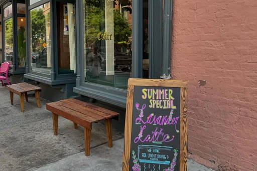 If you like Lucia New York 🗽 excellent NY slices, you’ll love LUCIA ALIMENTARI, their tiny new sit-down alimentari located directly behind their Soho slice shop.
You can enjoy all of your favorite slices in personal pizza form, without too much of a wait—for now.