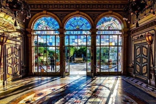 You’ve probably heard of Vizcaya Museum and Gardens before. But what do you think I meant when I said that its gardens were designed much like a home?
Well, Colombian-born architect, Diego Suarez, separated the garden into different sections and created a unique atmosphere to each location. That gave the feel of being like an outdoor home!
Some of these “rooms” included the Rose Garden, the Maze Garden, the Garden Mound, and more.
Make sure to visit Vizcaya, it is amazing Italian-inspired villa!
