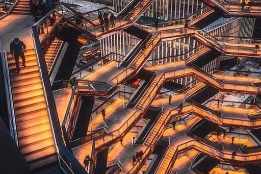 The Vessel is one of the most fascinating architectural works in New York 😍.
Located in the heart of Hudson Yards, this beehive-shaped structure rises to a height of 45 meters and offers a unique experience in the urban jungle of Manhattan 🏙️
Consisting of 154 stairs, 2,500 steps, and 80 landings, The Vessel provides a never-before-seen view of the Hudson Yards buildings and the Hudson River 🌊.
While not as tall as the Empire State Building or Rockefeller Center, this innovative structure has become a true symbol of New York City's renewal and perpetual reinvention 🌟
Let's hope that this architectural icon can reopen soon to once again offer unforgettable moments to visitors of the Big Apple 🍏
Are you ready to visit this masterpiece again?