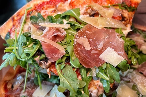 Wahizza is known for its unique pizza creations in which traditional Italian flavors are infused with Mexican influences. 🤩🍕
Their pizzas often feature bold toppings like chorizo, jalapeños, and cilantro, giving each slice a distinct and flavorful twist that sets them apart from traditional pizzerias.
Have you tried this new mix yet?
