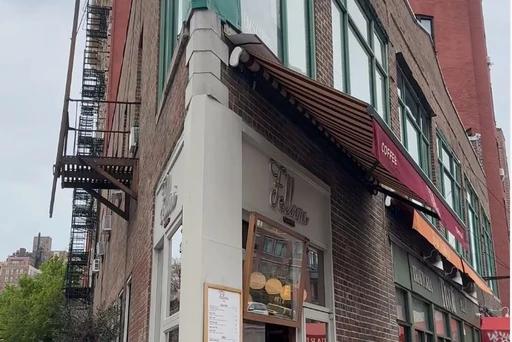 MUST TRY spot for MATCHA in nyc 🍵🫶✨
Fellini Coffee: cutest corner cafe in the west village + locations in SoHo/chelsea. Perfect grab & go spot at all locations 💯