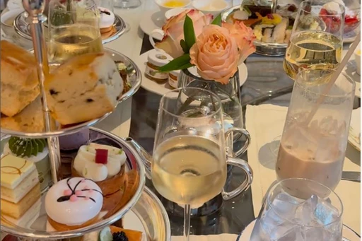 Afternoon Tea at The Peninsula Beverly Hills is such a treat!
The perfect picturesque setting to enjoy girl time, celebrate birthdays or special occasions.
Afternoon tea is offered with daily seatings at 11am, 1:30pm or 4pm.
Packages start at $125pp.
You can reserve on OpenTable at The Living Room 💗