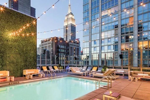 Nothing says 'summer' like roof pools NYC. The perfect way to make the most out of a weekend in the big city, is to combine street-level fun with swimming and views at a chic NYC rooftop pool.
What used to be Gansevoort Park is now Royalton Park Avenue. The rooftop pool is however the same, and this 2oth floor terrace can boast with one of the best rooftop pools NYC has available.
One floor above the Rooftop at Royalton Park Avenue you’ll find this gem. Located in the middle of Manhattan (on Park Avenue, as the name suggests) with mighty views over the skyline with Empire State Building as a cool backdrop.