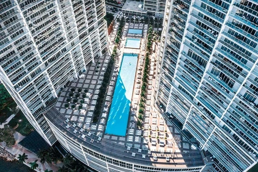W Miami
Known as the WET Deck, this is for sure one of Miami's most impressive pool decks, as well as one of the most luxurious.
Set 15 floors above the city, the spacious WET terrace offers stunning views of the Biscayne Bay and the Miami skyline, alongside a 90 meters long rooftop infinity pool, a lounge area, and a rooftop café.
The W Miami pool terrace offers the perfect blend of relaxation and fun, where you can enjoy a quiet afternoon on a sun-bed, or start a night out early with draft beers, local wines, frozen beverages, expertly-shaken cocktails, world-spirits and tasty bites.
And while the W rooftop pool is exclusive to guest staying at the hotel, next door you find the ADDiKT rooftop bar and restaurant, which is open and available to all.
