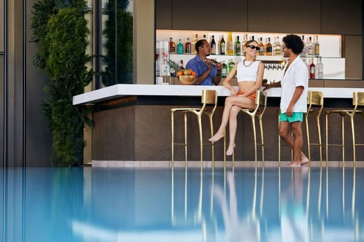 Sip, swim, & dine at a tropical rooftop oasis with ¡ESTA! at the Fairmont Century Plaza!
Beat the heat this summer with a dip in the pool, a refreshing cocktail, stunning views of LA’s skyline, and delicious food at ¡ESTA!.
The poolside, rooftop restaurant is serving up mouthwatering light fare including chips and dips, ceviche, fish tacos, tequila cocktails, cervezas, and non-alcoholic refreshments. From the views to the vibes, Fairmont Century Plaza and ¡ESTA! are ringing in the summer right.
