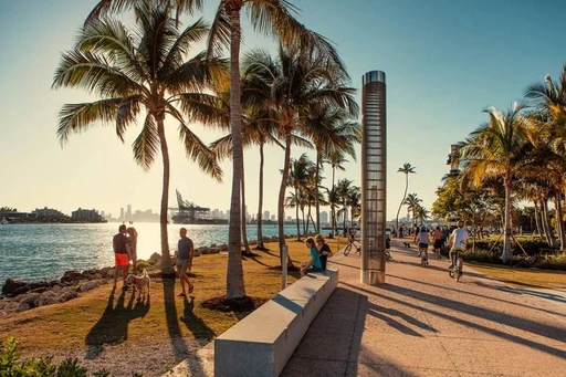 The Miami’s Most Breathtaking View!
South Pointe Park Pier: Jutting out into the Atlantic, this pier offers panoramic views of the ocean and the city skyline, making it a photographer’s paradise.
For shutterbugs, Miami’s sunsets are a feast for the lens.