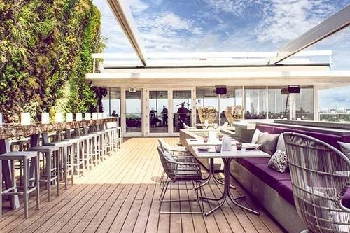 Rooftop brunch Miami
Elevate your day in style, with yummy food and yummy view.
Located in the central parts of Miami Beach, Juvia is a hip and modern rooftop bar and restaurant. Its simplicity, great atmosphere and eclectic menu options make it a major hub for young creatives and foodie enthusiasts on a busy day.
Perched nine floors above Lincoln Rd, this stylish and beautiful venue comes with both an indoor sky restaurant with floor-to-ceiling window, and a large wooden decked rooftop terrace, surrounded with magnificent panoramic views of Miami Harbor and the city skyline.
Open nightly for refreshing speacialty cocktails and innovative French, Japanese and Peruvian dishes, Juvia also offers a fantastic Sunday rooftop brunch. The á la carte menu includes appetizers like 'Ceviche Carretillero' and 'Wagyu Beef Gyoza', as well as mains like 'Smoked Salmon Egg Benedict' and 'Perigord Truffle Risotto'. For an extra festive touch, gor for the 'Bottomless Brunch', which gives you 2 hours of flowing Mimosa, Bellini, Prosecco or Avion tequila Margarita.