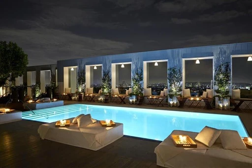 Mondrian Los Angeles: this rooftop pool can boast of one of the best views in all of LA.
Part of SkyBar, set on the 14th floor of Mondrian Los Angeles in West Hollywood, here you get sweeping skyline views as far as the eye can see.
Sky Bar is a rooftop oasis, and also a true hotspot for the LA nightlife and bar scene. During daytime the atmosphere is more relaxed and calm, then from late afternoon the tempo and party feeling starts to take over.