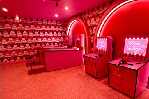 🍦🚇 All aboard the sweetest ride in NYC! 🚇🍦
This is definitely the coolest (and yummiest) subway in New York City! 📸🍭
Check out the pink subway at the Museum of Ice Cream – it’s like stepping into a candy-coated dream.🍨🍭
Perfect for getting those Insta-worthy shots and having a blast with your friends! 🎀✨