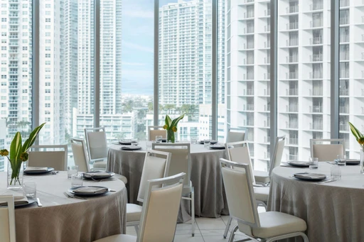 Area 31: a rooftop bar and rooftop restaurant, offering fantastic views over Miami's skyscrapers and the Miami River, as well as great food created by Executive Chef Wolfgang Birk. Perched on the 16th floor of the great Kimpton EPIC Hotel in downtown Miami.
Focusing mainly on innovative seafood, the rooftop is open from early morning to late evening for food an drinks, and during weekends also for a Miami rooftop brunch.
Starting already at 8am, this is heaven for the early birds, where you can indulge in more classics brunch-dishes like 'Buttermilk Pancakes' and 'Main Lobster and Crab Benedict', as well as more unusual items like 'Korean BBQ Short Ribtaco' and 'Fresh Whole Fish'. To complete the menu, Mimosas, Bellinis, Aperol Spritz and Bloddy Mary's are (of course) also available.
When: Saturday & Sunday, 8am - 2pm