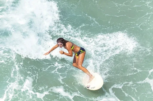 SIGN UP FOR A SURF LESSON
While youโre at the beach, take advantage of the waves to pick up a quintessential SoCal skillโsurfing. Skating and surfing have been a huge part of this L.A. neighborhoodโs culture since the 70s. So what better way to feel closer to the community than trying a popular local activity?
There are plenty of surfing schools and coaches who are more than willing to help out an eager student. Whether youโre a beginner or an advanced surfer, this thing to do in Venice, CA is a no-brainer if youโre up for a good time.