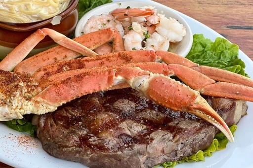Looking for a lunch spot with unbeatable ocean views in Miami Beach? 
Look no further than Cj’s Crab Shack! 
This seafood joint has everything you need for a perfect meal in paradise.
Just keep it shrimple 🍤 
