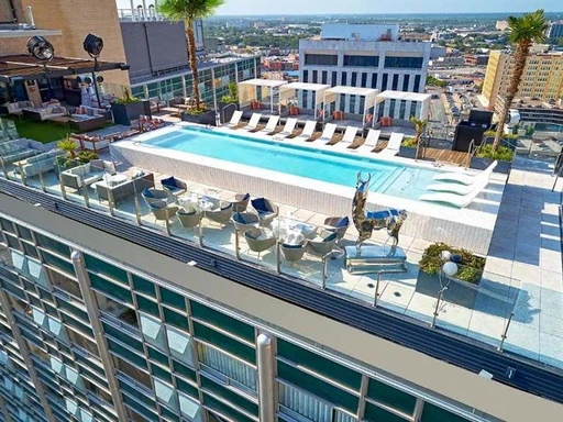 At the 19th-floor of the Statler Hotel, a true Dallas icon, you find the exclusive indoor/outdoor urban oasis the Waterproof bar and pool.
Here you can swim with an epic panoramic view of surrounding downtown Dallas and enjoy delicious cocktails and bites.
Waterproof is open for everyone, but to access the pool you need to make a reservation for a cabana.
As the sun sets the energy picks up with life DJ entertainment, bottle service and ever more impeccable views.
There is also an outdoor resort-style pool on the 4th floor, called The Statler Pool, offering loungers, cabanas and a relaxing experience.