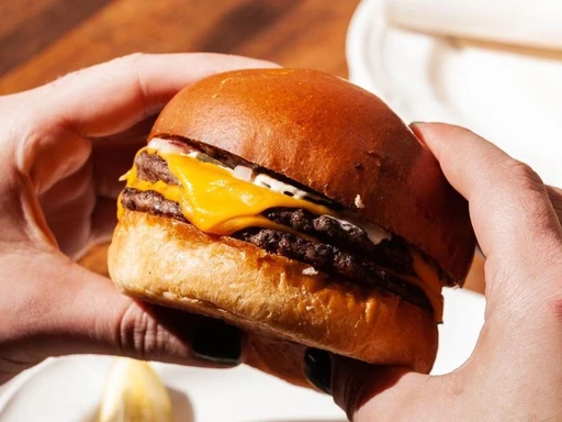 No earthquake can shake our love for Au Cheval Diner!
A diner-style bar & restaurant with a passion for burgers, fries & eggs.
This spot is all about comfort food with a gourmet twist, offering juicy burgers, crispy fries, and perfectly cooked eggs that will satisfy any craving. đđł
We look forward to welcoming you.