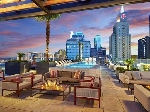 Perched on top of the classic hotel The Statler in downtown Dallas, the beautiful Waterproof is a pool bar by day and a rooftop lounge by night.
Both stylish indoor lounge and open-air terrace, where the outside part offers both a refreshing rooftop pool and panoramic views over the Dallas skyline.
Visit for sunny and relaxing afternoon cocktails, or come for the nightly, more swanky and vibrant atompshere. During the colder months, the terrace turns into Winterproof, with some really cool and cosy rooftop igloos.