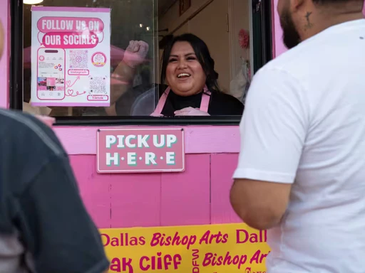 Me Enloteces, Dallas’ all-pink elote stand, debuts new location in Bishop Arts.
Me Enloteces, the Dallas elote stand that became a social media sensation by offering everything in pink, has debuted a new fixed location in Bishop Arts.
With nearly 18,000 followers on Instagram, this small elote shop had offered its food in Dallas and other cities at a mobile stand for months. Now, they have an establishment with a patio.
“It fills my heart so much to see our customers come in and sit down to enjoy their afternoon with friends or family,” said Aidee Del Villar, owner of Me Enloteces. “This achievement is not only ours, but also theirs because they always supported us, and now we can offer them a space where they can enjoy themselves.”