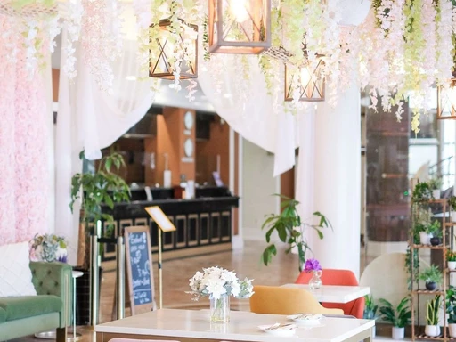Enchant LA!
Sometimes pretty places aren’t equally tasty but I would say this place has both down. I got to dress and have some sweet quality time over good korean flavors (kim chi pasta & bulgogi quesadillas were really good!)
🌸Garden Style Brunch&Bar🌸
☕Modern Asian Fusion🥂Wine🍸Cocktail
Kept things light w a citrus shrimp salad but then indulged in other great menu items. We went for lunch but it’s good for dinner dates tooooo 🤓