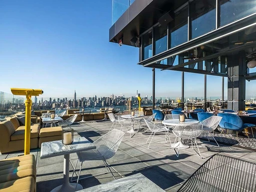 Set on top of the The William Vale in Williamsburg, Westlight is a dynamic and beautiful rooftop from Chef Andrew Carmellini’s NoHo Hospitality Group.
Blending indoor and outdoor seating, the 22nd floor rooftop comes surrounded with sweeping views over the Manhattan skyline, East River and the surrounding buildings in Brooklyn.
The rooftop menu features both classic and original cocktails, alongside a long list of wines, craft beer, rare spirits and some small plates with inspration of global street food.
Perfect for sunny sessions with an amazing view, but Westlight also turns into a cosy Winter Village during the colder months.
A trendy, chic and often vibrant spot during evenings, Westlight do welcome guests under the age of 21 until 6pm daily. So for visits with younger ones, try to make it on a weekend, when the rooftop opens already at noon.