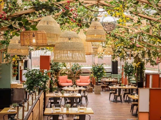 Located just above the Italian megastore Eataly, SERRA operates both as a bar and a restaurant, offering a relaxing and charming environment and a fantastic culinary experience.
While the views aren't amazing, as SERRA is an enclosed terrace, the garden-like atmosphere more than makes up for it, as you can enjoy a delicious meal in a veritable urban oasis. SERRA's greenhouse-like atmosphere is complemented by the restaurant's rustic furnishings, as well as its signature botanic-infused cocktails and cozy ambiance.
Up here, you can enjoy down to earth Italian dishes, delicious wines, craft beers, classic cocktails, and even handmade lemonades, with the menus changing by the season.
Open for lunch and dinner, SERRA does not offer a special kids menu, but as long as the younger part of the family are into Italian food, a visit here is bound to be a success. Especially during the day, when the atmosphere is more casual.