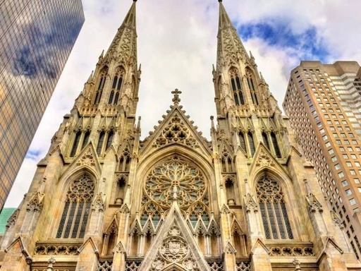 Discover the famous Saint Patrick's Cathedral, a must-see during your stay in New York.
Located in the heart of the city, it is one of the symbols of the neo-gothic architecture.
This Roman Catholic cathedral was built from 1858 to 1878 and was consecrated in 1879. Today it is the largest Catholic cathedral in the United States.
The central nave is more than 100 meters long and 25 meters wide, while the cathedral's spires rise more than 100 meters high.
When visiting St. Patrick's Cathedral, be sure to check out the many artistic details that adorn the interior of the building, such as statues of saints, mosaics and colorful stained glass windows. The Cathedral also boasts an impressive organ, consisting of over 9,000 pipes, as well as bells that ring daily.
St. Patrick's Cathedral is open every day of the week and offers several daily masses.