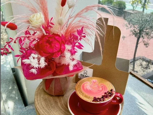 REMI43 Flower & Coffee 🌸☕️
My favourite must-visit in NYC! 🤍🗽
Enjoy a delicious cafe or pastry among various beautiful flowers and plants. Get things done, or just relax and take in the ambiance. Make sure to try the Rose Latte-it’s truly something special! 🌹 ☕️