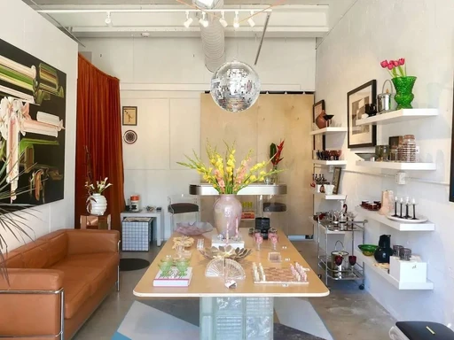 This curated vintage shop doubles as Miami’s coolest new community space!
Local fashionistas, design enthusiasts and the vintage-curious seemingly can’t get enough pre-loved pieces. Whether you’re active on Depop or a regular at the Magic City Flea, there’s no denying the magic of finding a nostalgic treasure that speaks to you, and it’s this very magic that inspired Memento Assemblage.
On the outskirts of Midtown and the Design District, Memento Assemblage is redefining the concept of vintage shopping. Seamlessly blending the art of collecting and connecting, this intimate space isn’t just about selling vintage, it’s about creating a community.