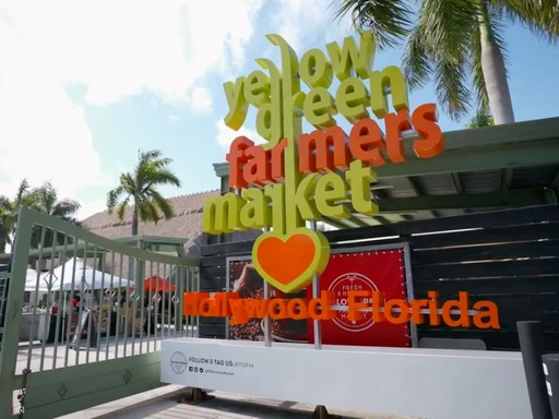 Yellow Green Farmer’s Market, Hollywood
This one is pretty far from the city, but it’s definitely worth checking out if you really want to spend the day at a farmers’ market! Situated in an open-air space covered by a tin roof and fans circulating throughout, this massive spot provides a bounty of seasonal and fresh foods along with artisanal goods from more than 325 local businesses.
There’s a stage for live music and you can have a seat at the Tikis while having a buttery lobster roll from The Trap or a frozen cocktail from the Happytizer Bar.
When: Saturdays & Sundays, 10 a.m. – 6:30 p.m.
