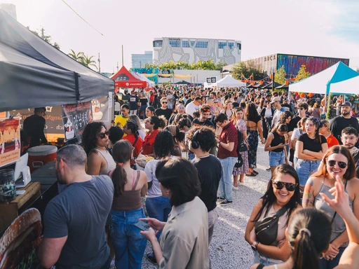 Smorgasburg Miami’s Foodie Field Day
Get ready to feast and frolic at Smorgasburg Miami’s epic Foodie Field Day, the ultimate outdoor food extravaganza happening on August 17 in the heart of Wynwood.
Teaming up with the churro maestros at Santo Dulce, this event promises a mouthwatering adventure from 2 to 10 p.m. Picture a playground of flavors from Smorgasburg’s top-notch vendors, where you can savor everything from mouth-watering street food to decadent desserts. Step into a churro-making masterclass with Santo Dulce and learn the secrets behind those crispy, sugary delights. Then take part in classic field day games, from sack races to tug-of-war, and explore a lineup of family-friendly activities that’ll keep everyone entertained. The best part is it’s all free and open to the public.