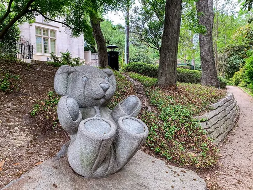 🌟 Hidden Teddy Bear Park in DFW at Lakeside Park in Dallas🌟
Why we love it:
❤️ Lakeside Park along Turtle Creek is home to a secret garden with adorable teddy bear sculptures!
❤️ Teddy Bear Park has one 10 foot bear statues, and three smaller ones about 4 feet tall.
❤️ There is also a beautiful, shaded trail that feels like it’s straight from a fairytale! Just note that the trail is short and dead ends at a residence.
Good to know:
- You’ll need to cross a bridge to get to Teddy Bear Park! Just route to the address above and park on Lakeside Drive. You should see the bridge on your immediate left.
- There are plenty of shaded areas at Lakeside Park for a picnic! Just bring a blanket or find an open bench.
- This park is free and open to the public.