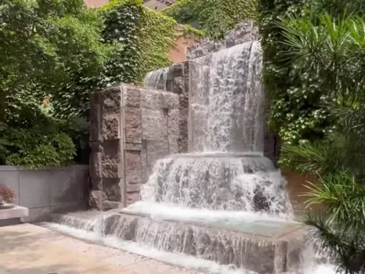 Hidden Waterfall in NYC 💦
Looking for a shady and cool place to relax in this heat? Head to this secret waterfall retreat. Greenacre Park is a hidden gem located in Midtown Manhattan. The privately owned/open to the public park has a 25-foot waterfall, ample multi-level seating, and thanks to trees and the neighboring buildings - its almost always shady (and cool!).
With a cafe onsite, its the perfect place to grab a bite. As the waterfall is tucked away and not easily visible from the street, its a fun surprise for little ones to learn of this “secret” waterfall in the city.
WHEN: ⏰Open daily 8am - 8pm