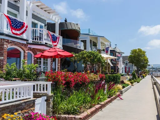 Of all Newport Beach’s man-made islands, Balboa Island is by far the folksiest. It also happens to feel more like a quaint East Coast harborfront village than the rest of Newport’s distinctly Southern Californian settlements.
Wilma’s Patio is a breakfast time staple, or you can skip straight to dessert and get your hands on a frozen banana (both Sugar N Spice and Dad’s Donut & Bakery Shop claim to be the originators of the chocolate-covered treat). Outside of the mom-and-pop shops on Marine Avenue, a 1.6-mile boardwalk traces the small island’s perimeter of vacation homes.
On the southwest side of the island, you’ll find find a handful of operators offering 8-to-12-person Duffy boat rentals to (booze) cruise around Newport Bay—a fantastic way to extend your visit to right around sunset.
If there’s one downside, it’s the traffic getting onto the island. The small bridge at Marine Avenue is the most direct way in, but it routinely backs up on weekends and during the summer. Alternatively, you can take the pint-sized auto ferry from Balboa Peninsula, which might be the preferable option if you plan on riding the Ferris wheel or taking a whale watching tour by the Balboa Fun Zone.