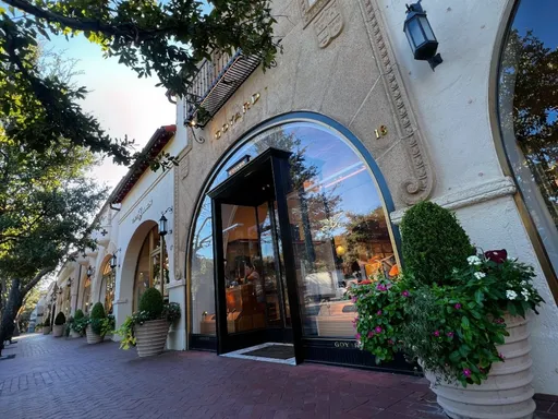 Come for the aesthetic, stay for the dessert☕️
Walking into Sadelle’s Highland Park feels like you’ve stepped into a sea of Tiffany Blue💍 Everything is beautiful! You can tell so much time & effort was put into every single detail ~ the florals, lamps, wallpaper, mosaic tile, beautiful plates, and the long leather menus✨
When it comes to the food, I wanted to wait and only post when I had found my absolute favorites! After many lunch visits, I can confidently say there is one thing you MUST order ~ their sticky bun (warmed up) & a latte for dessert! I will continue to come weekly just for this combo. It has me excited for Fall🍂 Take a peek at what I ordered below to see all my other lunch favorites! #justdallasthings
Ordered: Pellegrino & Lime, Crispy Latkes with Lemon Zest Sour Cream, Bloody Mary with Horseradish Vodka, The Triple Decker, Fries, and of course my Latte & Sticky Bun!
Want to Try Next: Lavender Lemonade, Smoked Salmon Tower, Traditional Caviar Service, Signature Grapefruit Cocktail
