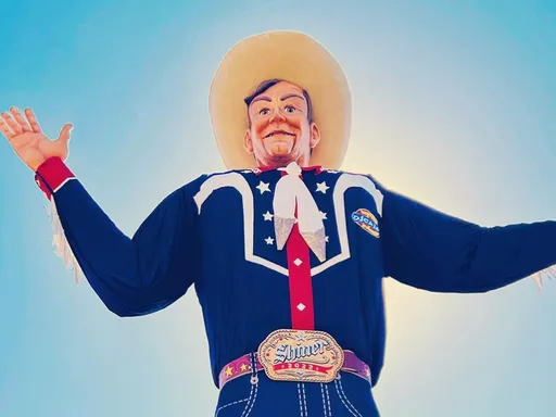 Is there anything more Texas than the State Fair?
As a Dallas native, I’ve been going ever since I was a little girl🎡 There is something about the smell of corn dogs frying and Big Tex waving “Howdy, Folks!” that makes me feel at home💕
My first stop is always Fletcher’s to get the best corny dog on the planet. I know it’s controversial, but I’m team mustard AND ketchup💛❤️ Next I tried some 2022 food winners ~ if you’re a pickle lover, the pickle pizza is to die for! I loved every bite. If you have a sweet tooth, the fried rocky road + bluebell is 10/10 for me! I usually end with a Bacon-Wrapped Turkey Leg from Hans Mueller (IYKYK). My other all-time favorites include fried oreos, fried PB&J, Funnel Cakes, and a swig of Pepto Bismol🤪
Try some new foods, ride the Ferris Wheel, play games & win big at the Midway, and end your night with the beautiful Illumination Sensation performance🎆🎉