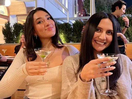 Welcome to the neighborhood, D.L. Mack’s🍸
This cozy Chicago-style tavern does not disappoint👏🏼 Everything was delicious, but the cracker crust honey truffle chicken pizza really did it for me. They also use Banana Hazelnut Infused Cold Brew in their Espresso Martinis and o.m.g. IT’S SO GOOD. Cheers to many more nights at Mack’s🥂✨
Ordered: Garlic Knots, Lemon Drop Martini, Bee’s Knees Cocktail, The McCarthy Salad, Honey Truffle Chicken Pizza, Cheeseburger, Espresso Martinis
Want to Try Next: Mozzarella Sticks, Pesto Rotini, Harry Caray Special Pizza, Southside Cocktail