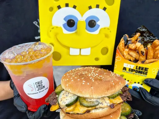 CRIS AND JOHN + KRABBY PATTY KOLLAB | 25th anniversary 🫧
🍔 EACH MEAL INCLUDES (1) BURGER, FRIES, (2) SIDE SAUCES & DRINK 🍔
-TWO ANGUS BEEF SMASH PATTIES, AMERICAN CHEESE, SEAWEED AIOLI, & PICKLED ASIAN CUCUMBERS ON A TOASTED SESAME SEED BUN
-SRIRACHA MAYO SEAWEED FRIES
-YOUR CHOICE OF PINEAPPLE JARRITO OR FRESH
LEMONADE WITH POPPING BOBA