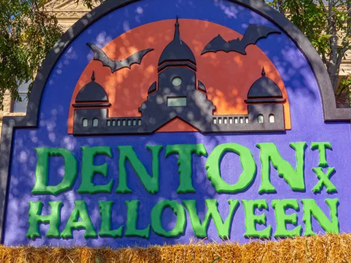👻31 DAYS OF HALLOWEEN👻 so recommend going here 🥹🎃 1 hr drive from Dallas!!!
🎃 all month long in Denton and is the perfect time to get out and explore!