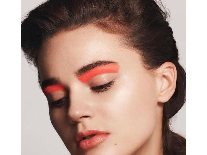 Powdery eyebrow dusting: what is it, pros and cons, tips