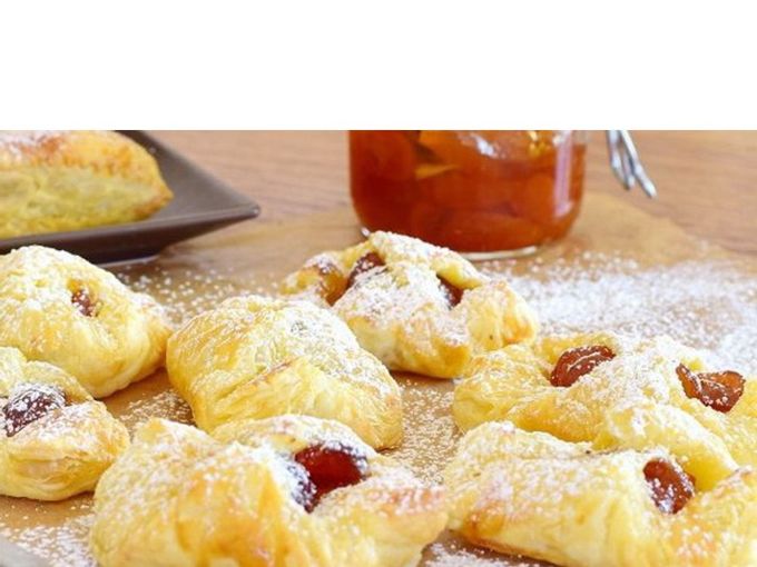 Puff pastry buns with jam